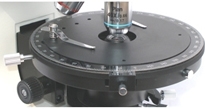 360&deg;可旋轉(zhuǎn)圓形載物臺，中心可調(diào)，可鎖定，刻度格值1，游標(biāo)格值6&prime;
